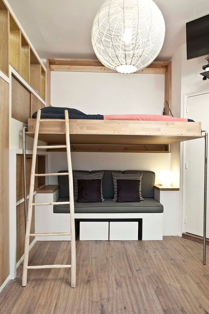 Loft bed na may hagdan