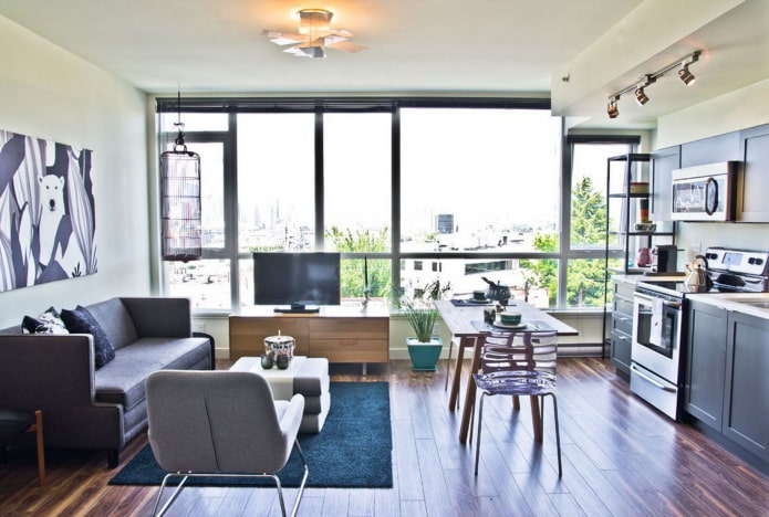 interior de un apartamento tipo estudio con ventanas panorámicas