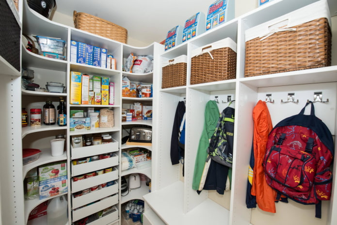 Closet-pantry