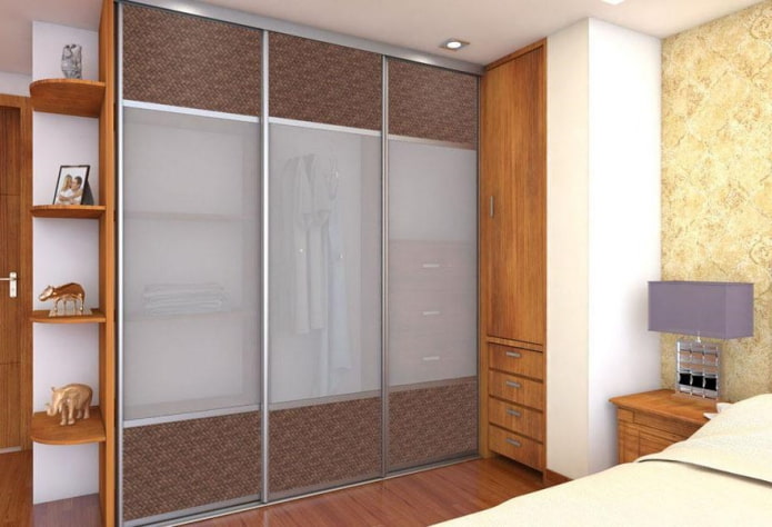 sliding wardrobe na may rattan facade trim sa kwarto