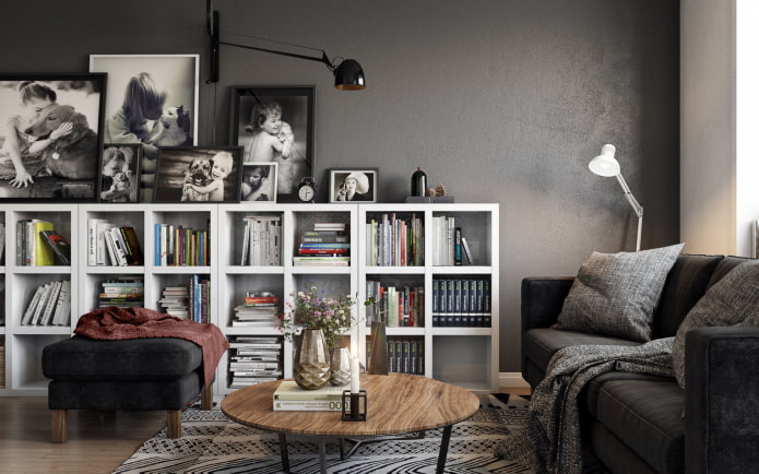 estantes para libros en el interior de la sala de estar