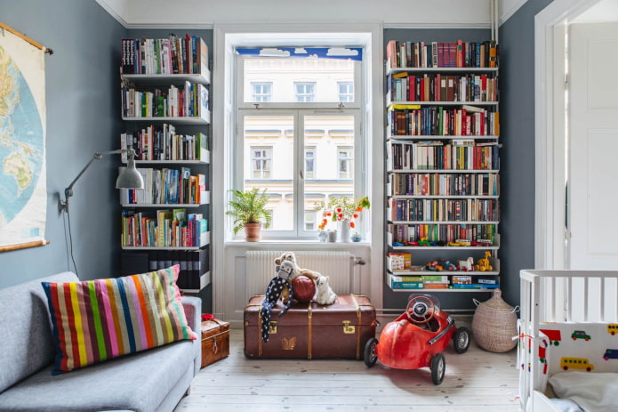 hinged shelves para sa mga libro sa interior