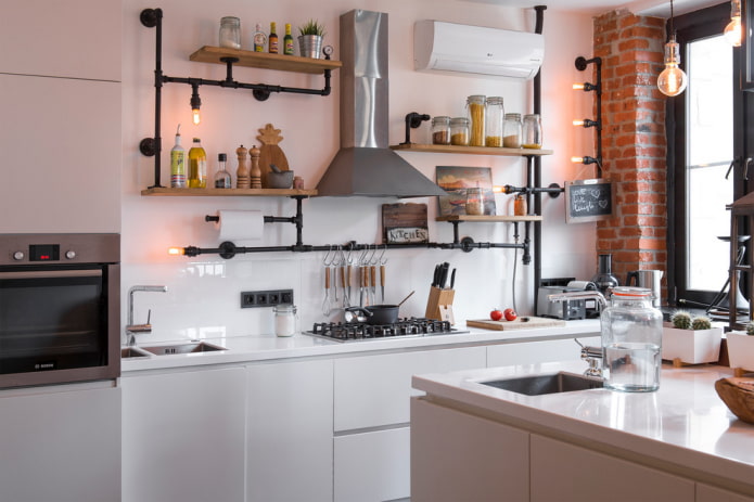 estantes en el interior de una cocina estilo loft