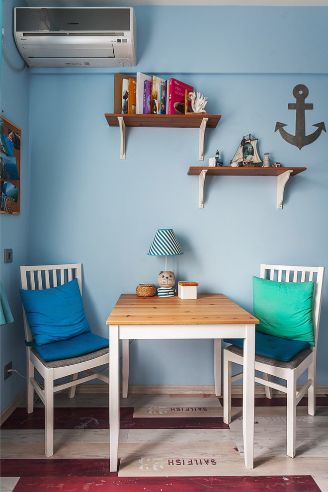 estantes sobre la mesa en el interior de la cocina