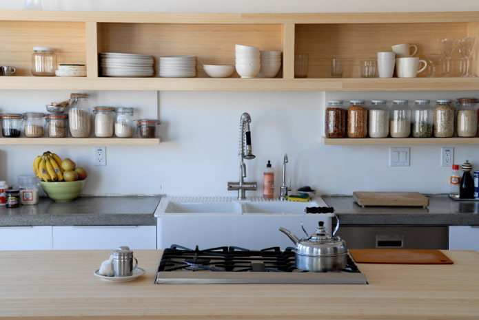 estantes colgantes en el interior de la cocina