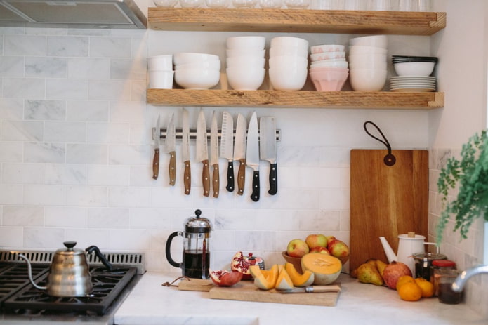 estantes para platos en el interior de la cocina