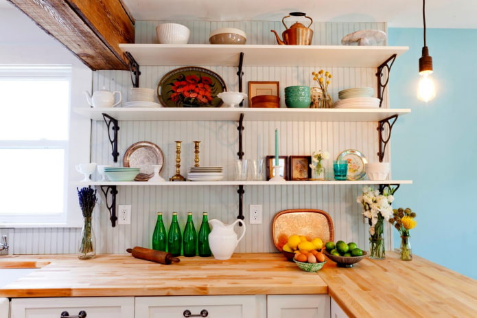 estantes decorativos en el interior de la cocina