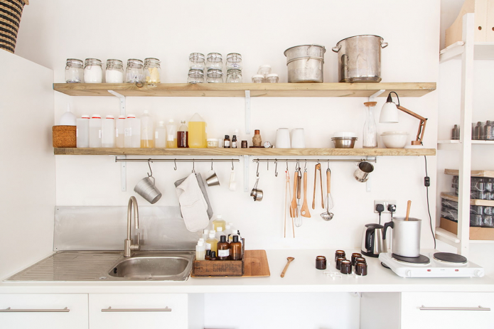 Estantes en el interior de la cocina.