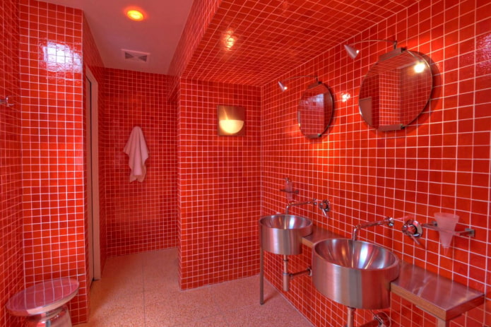 decoración del baño en tonos rojos