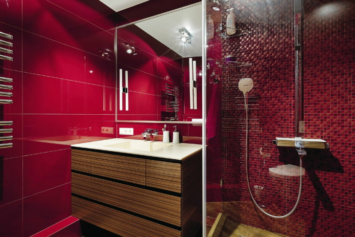 baño en tonos rojos