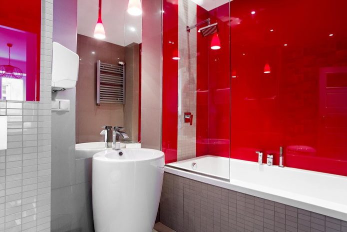 baño en tonos rojos y grises