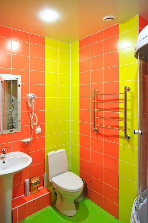 baño en tonos rojo-verde