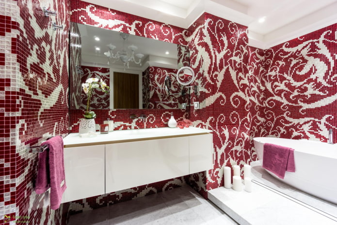 decoración del baño en tonos rojos