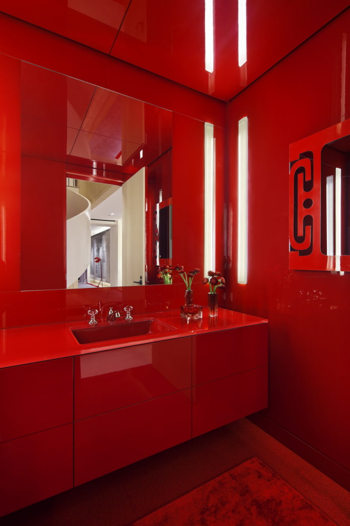 interior del baño en colores rojos