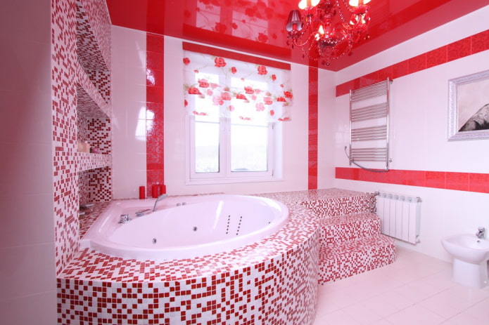 decoración del baño en tonos rojos