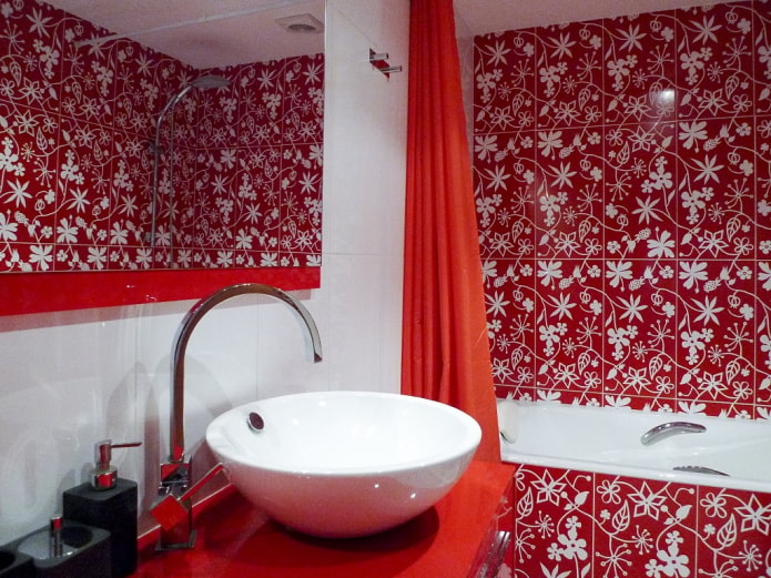 decoración del baño en tonos rojos