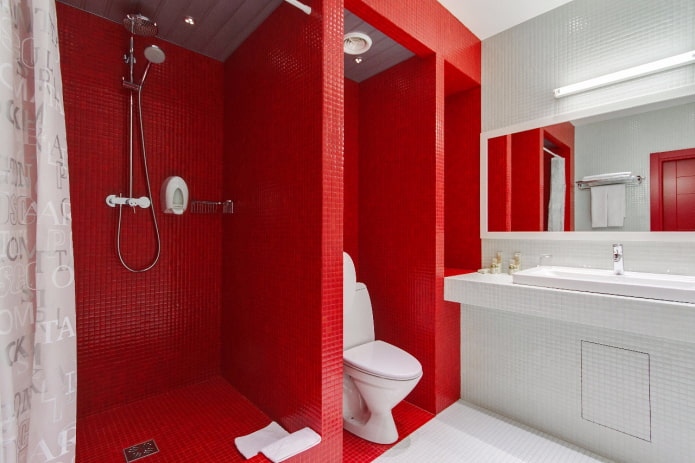 interior del baño en tonos rojos