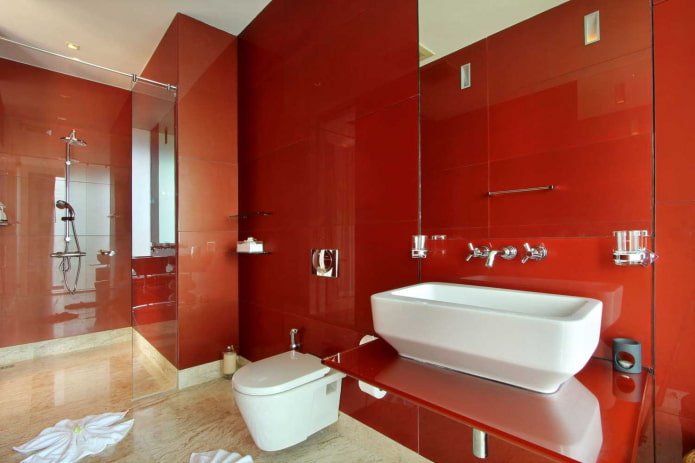 interior del baño en tonos rojos