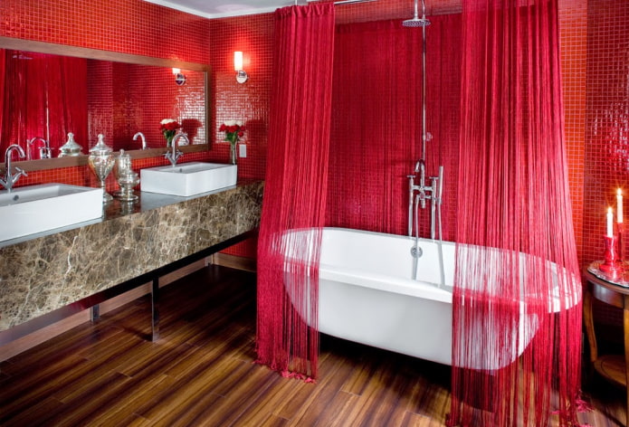 interior del baño en colores rojos