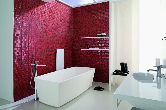 interior del baño en colores rojos