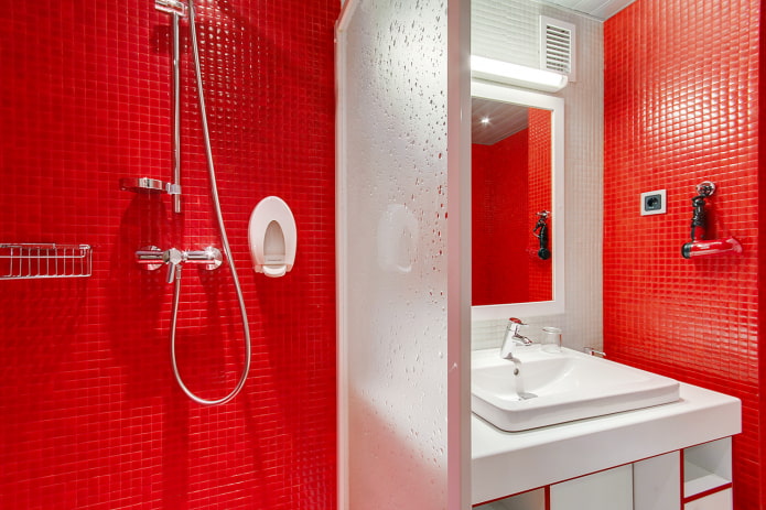 azulejos rojos en el baño