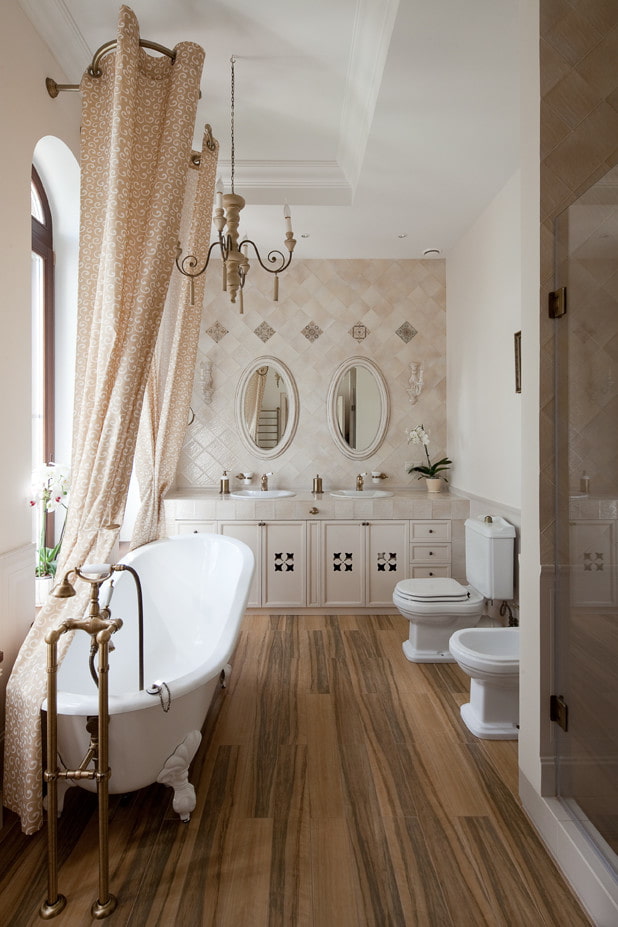 Cuarto de baño con pared de azulejos