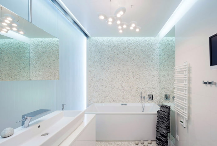 Diseño de interiores de baño en colores blancos.