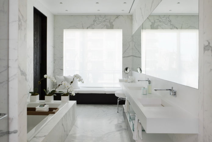 Diseño de interiores de baño en colores blancos.