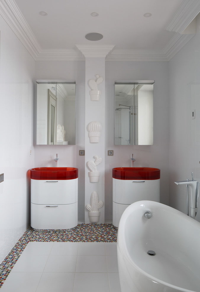 muebles en el interior del baño en tonos blancos