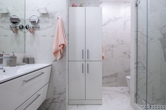 muebles en el interior del baño en tonos blancos