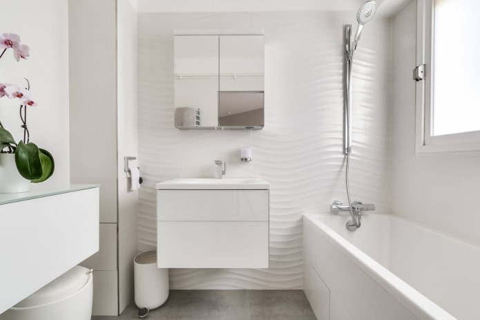 muebles en el interior del baño en tonos blancos