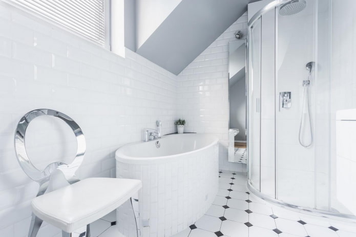 Diseño de interiores de baño en colores blancos.