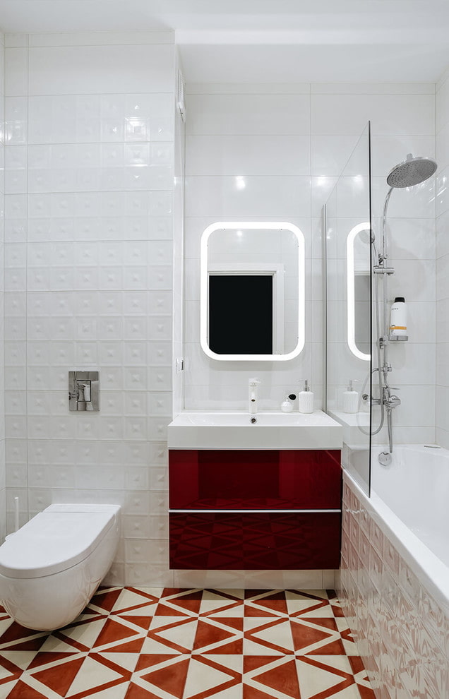 Interior del baño en colores rojo y blanco.