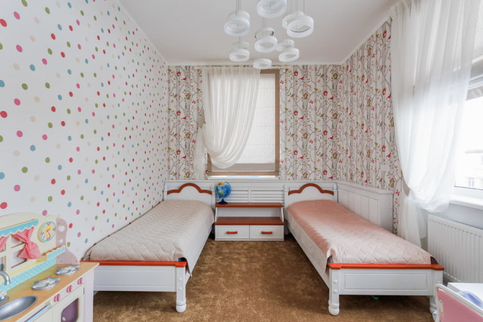 Disposición del dormitorio con dos ventanas para dos niñas.