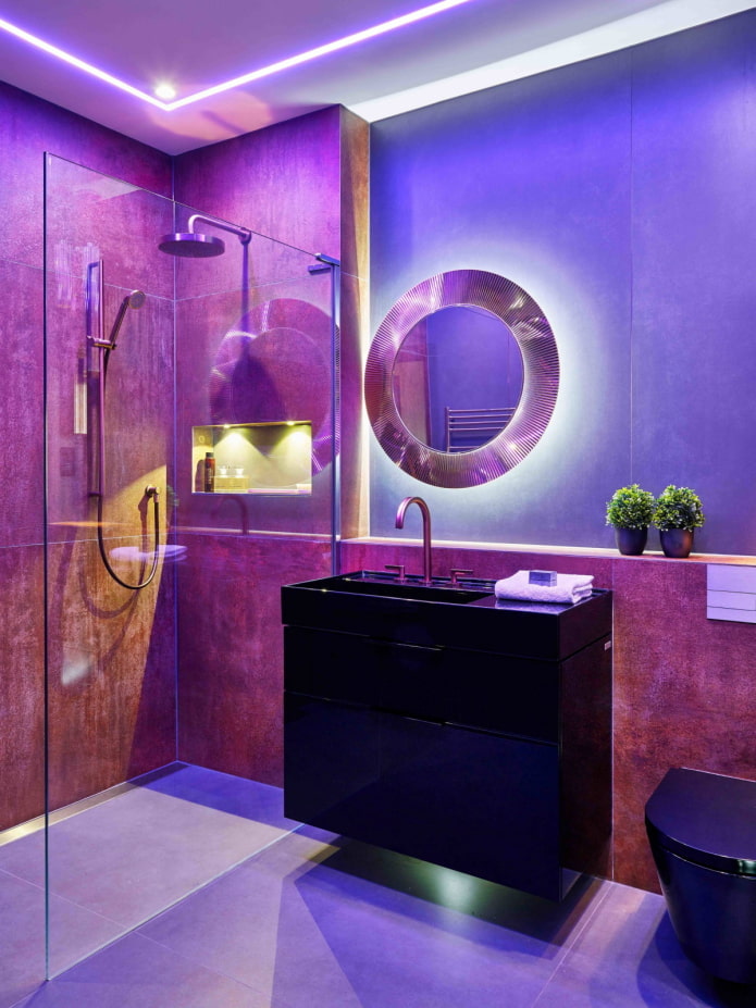 Baño retroiluminado en negro y morado