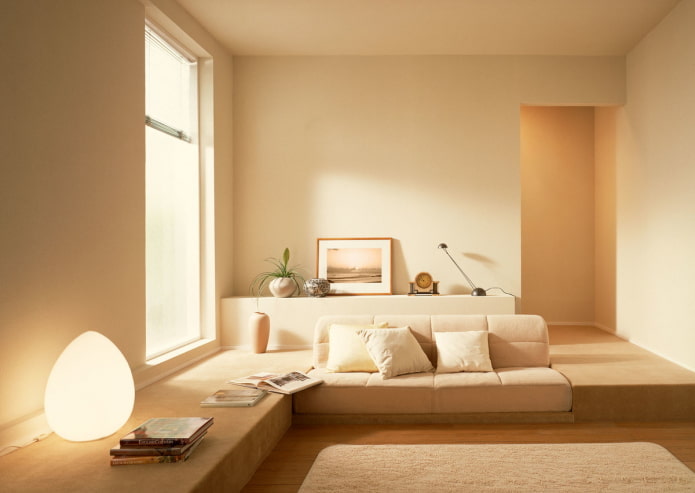 interior de una sala de estar beige en el estilo del minimalismo