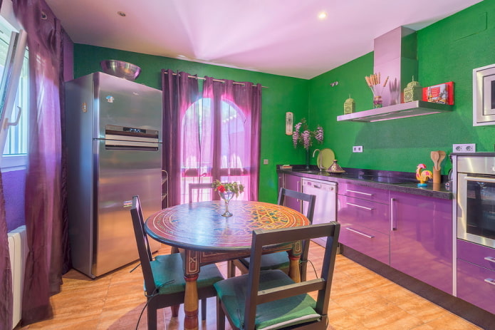 diseño de cocina en tonos violeta-verde