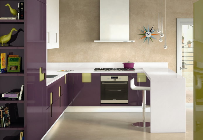 diseño de cocina en tonos beige y morado