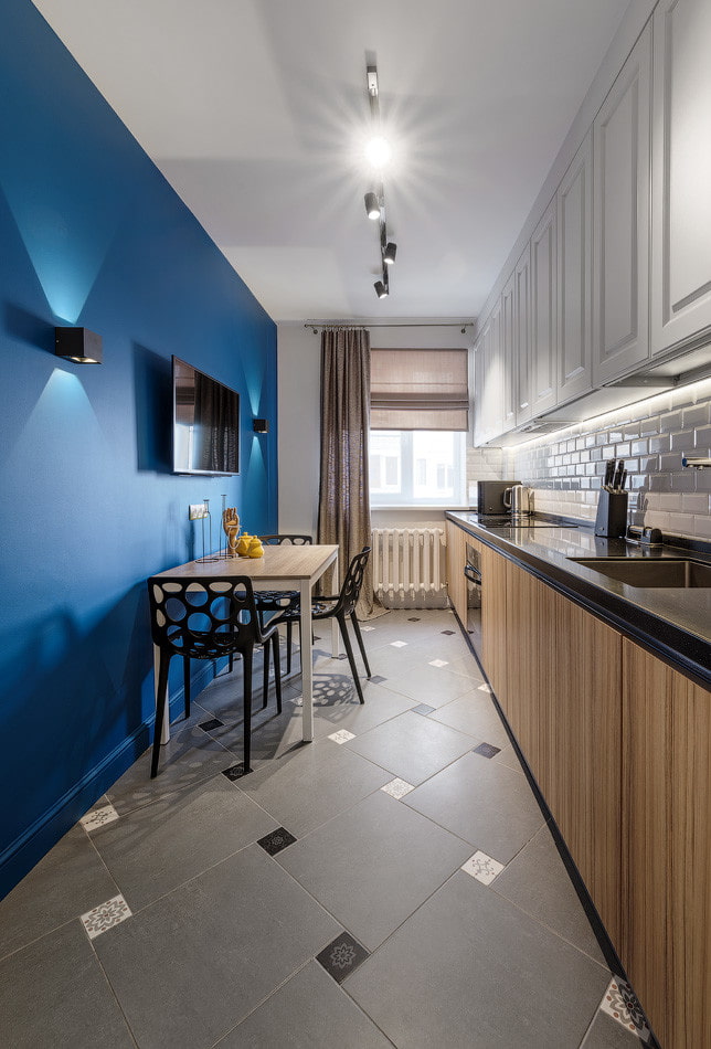 cocina con pared azul