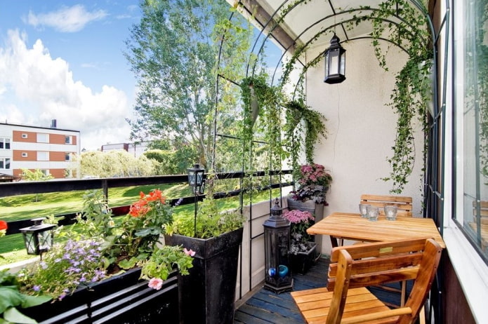 Diseño de jardín en casa en el interior del balcón.