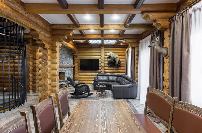 muebles y decoración en el interior de una casa de troncos.