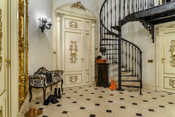 Escalera de caracol en el interior de una casa privada.