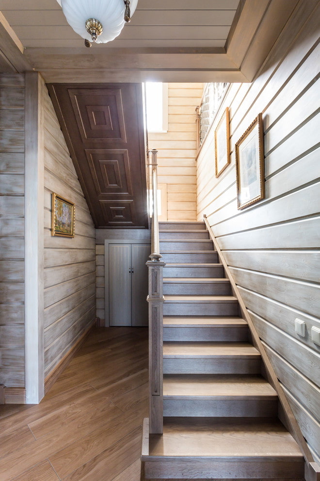 Escalera de madera en el interior de una casa particular.