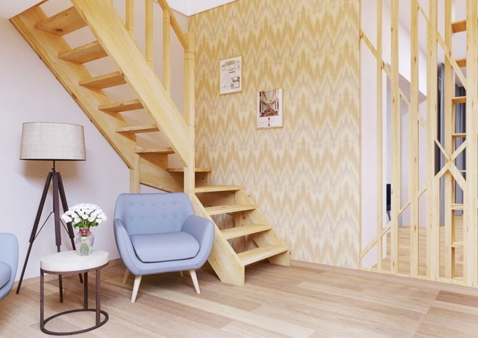 Escalera de madera en el interior de una casa particular.