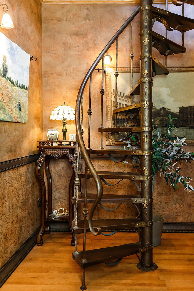 Escalera de metal en el interior de una casa privada.