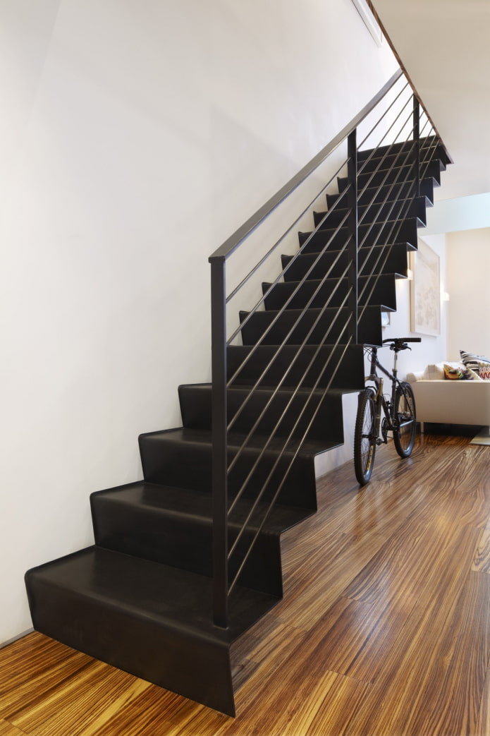 Escalera de metal en el interior de una casa privada.