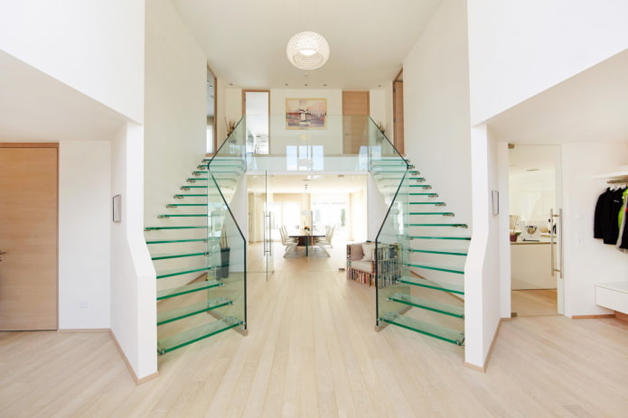 Escalera de vidrio en el interior de una casa particular.