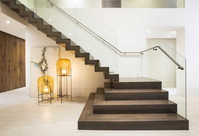 Escalera de piedra en el interior de una casa particular.