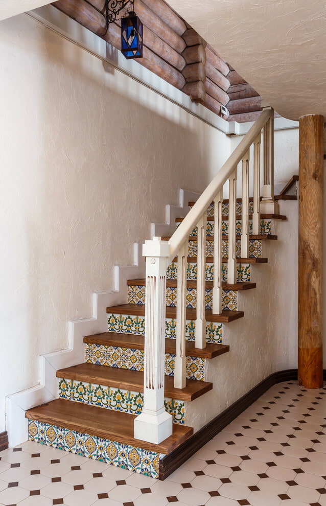 Terminando las escaleras en el interior de una casa privada.