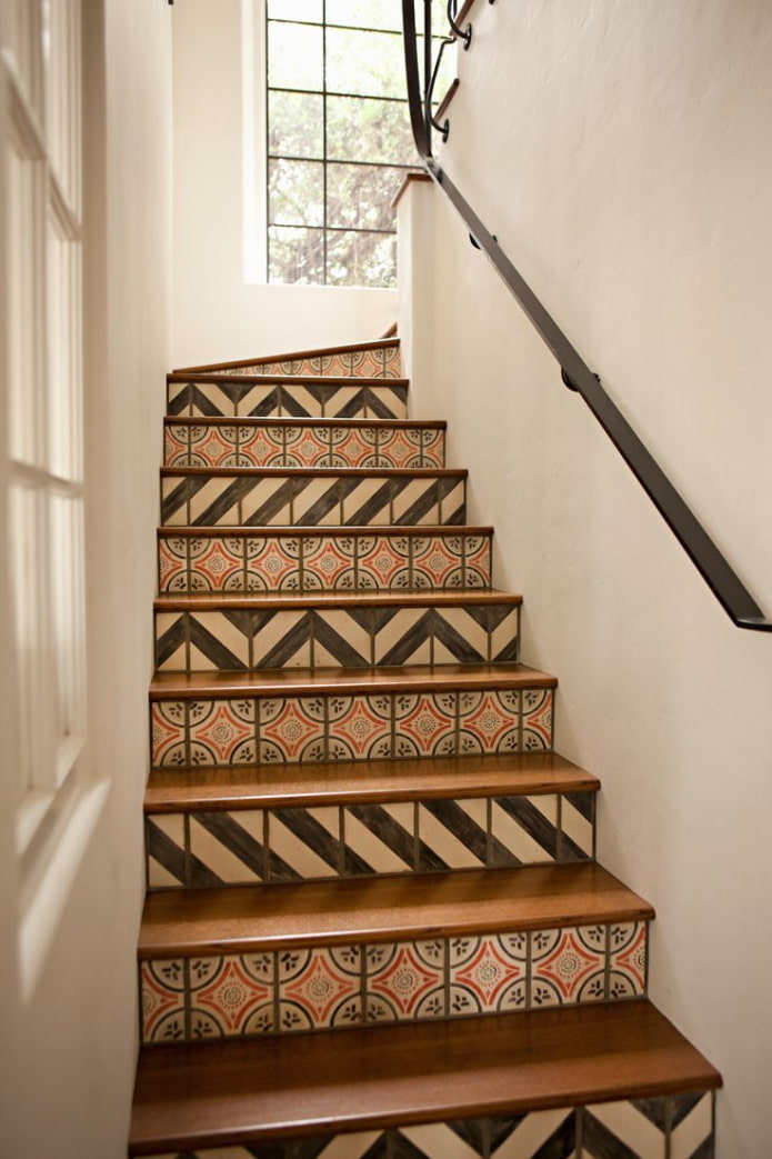 Terminando las escaleras en el interior de una casa privada.